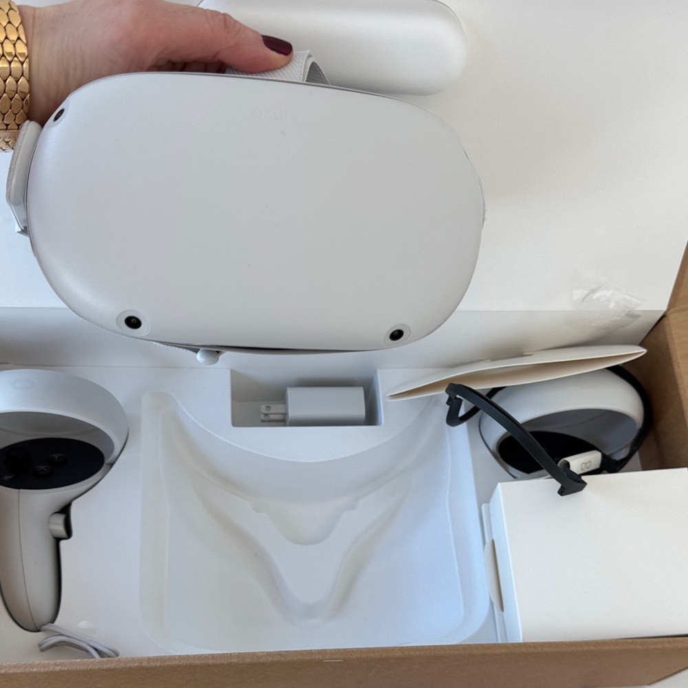 Oculus Quest 2 VR Set in White - Picture 4 of 4